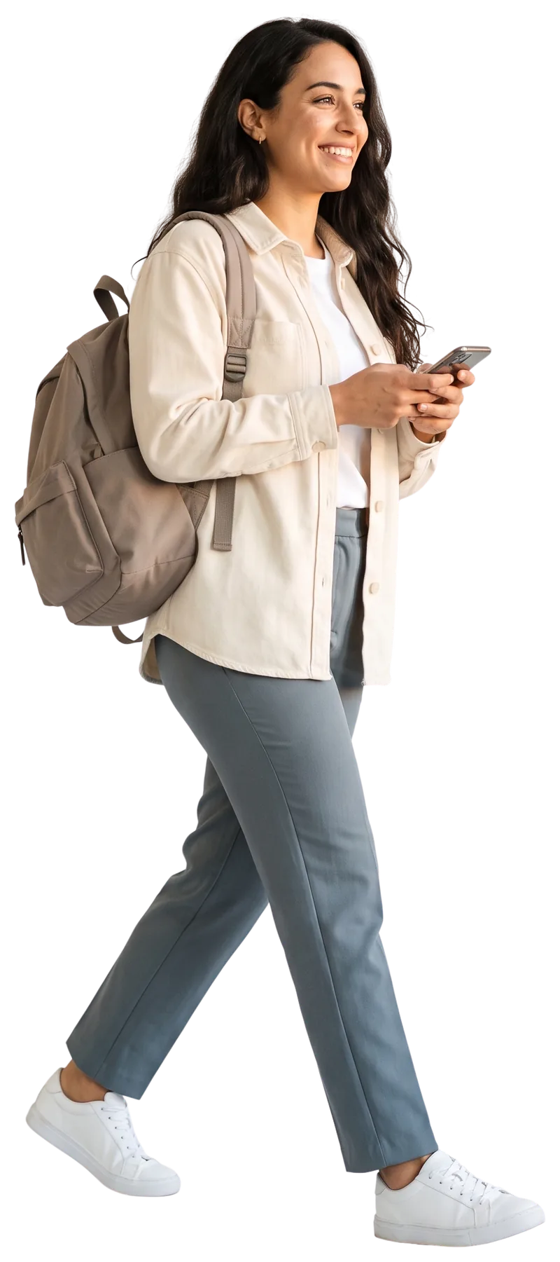 Consultante freelance en marche, sac à dos et téléphone à la main