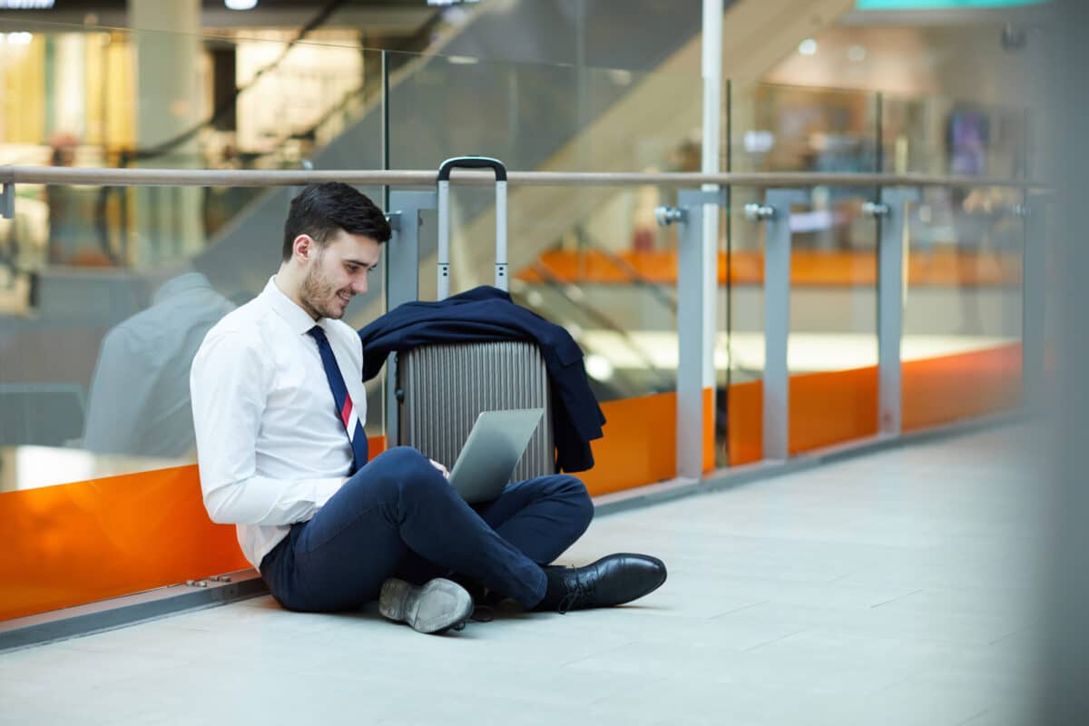 Consultant OpenWork utilisant un laptop, préparant sa demande de Carte Bleue Européenne en portage salarial en toute sécurité.