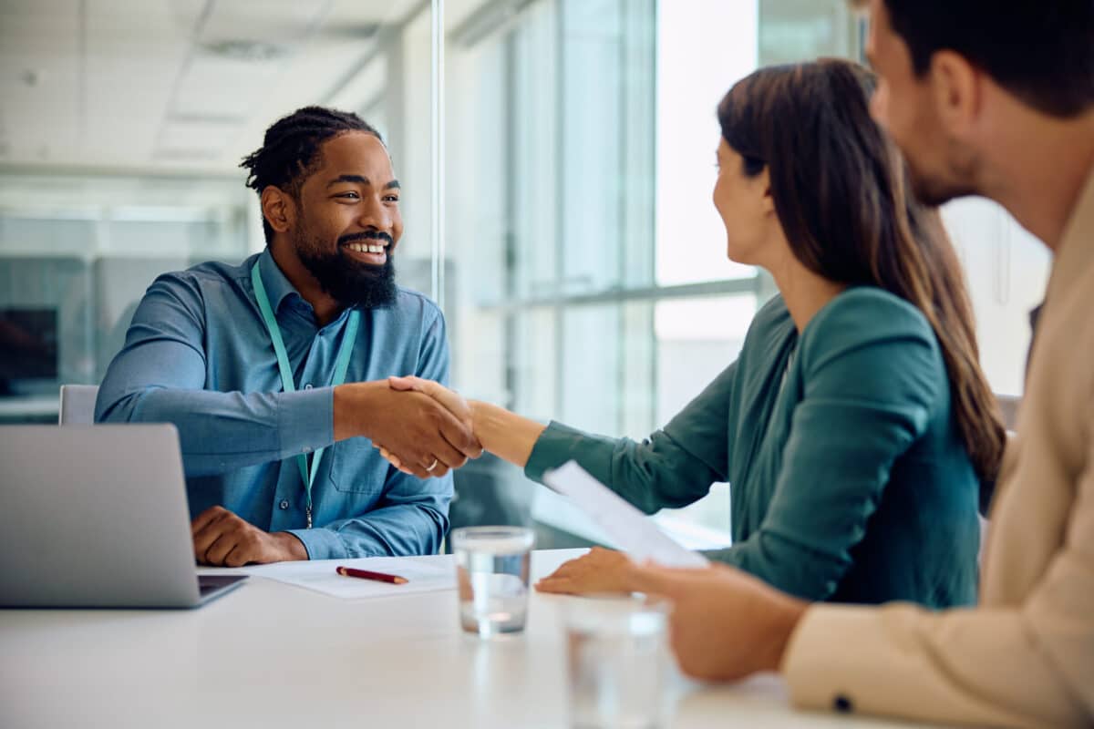 Consultants en portage salarial discutant d'une collaboration avec OpenWork