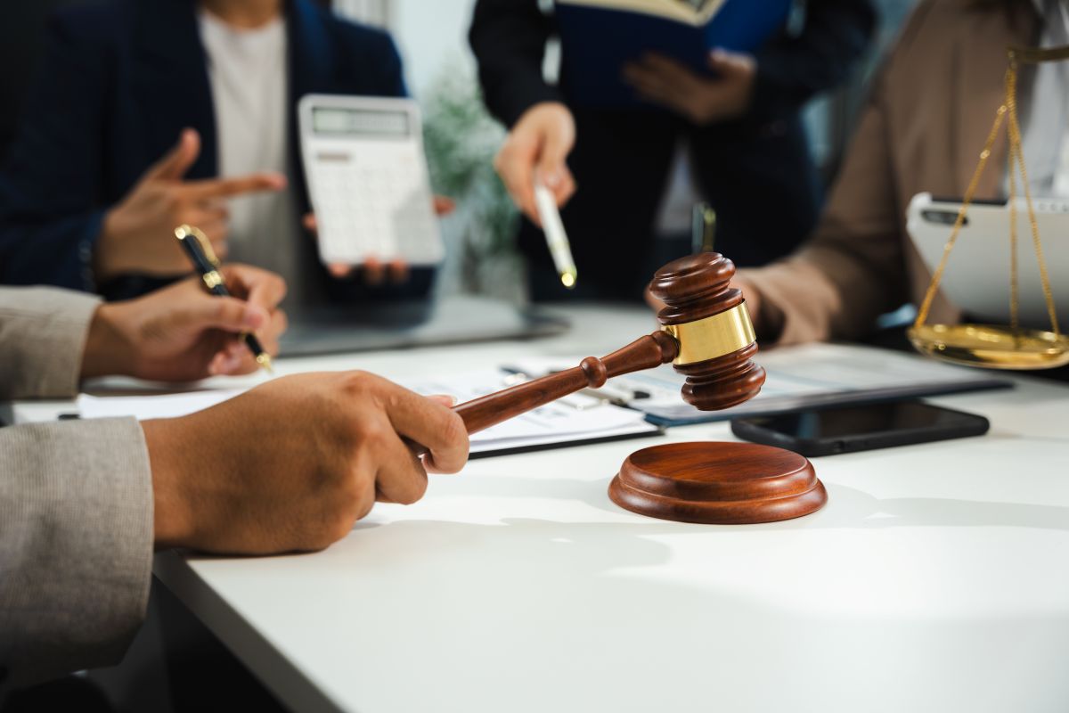Le marteau de la justice s'abat
