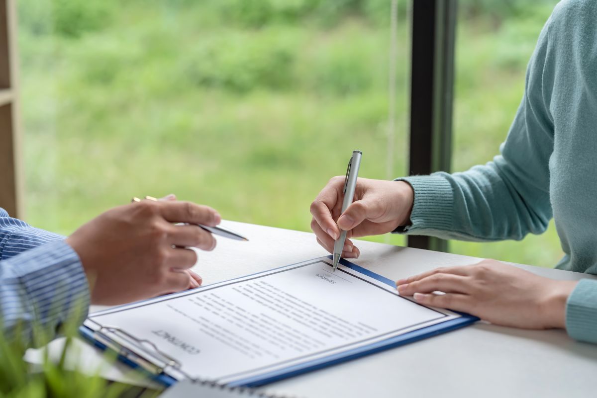 Un homme signe un contrat