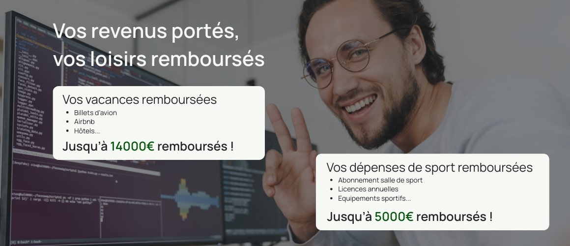 Homme souriant utilisant un ordinateur portable, illustrant le portage salarial et le travail flexible.
