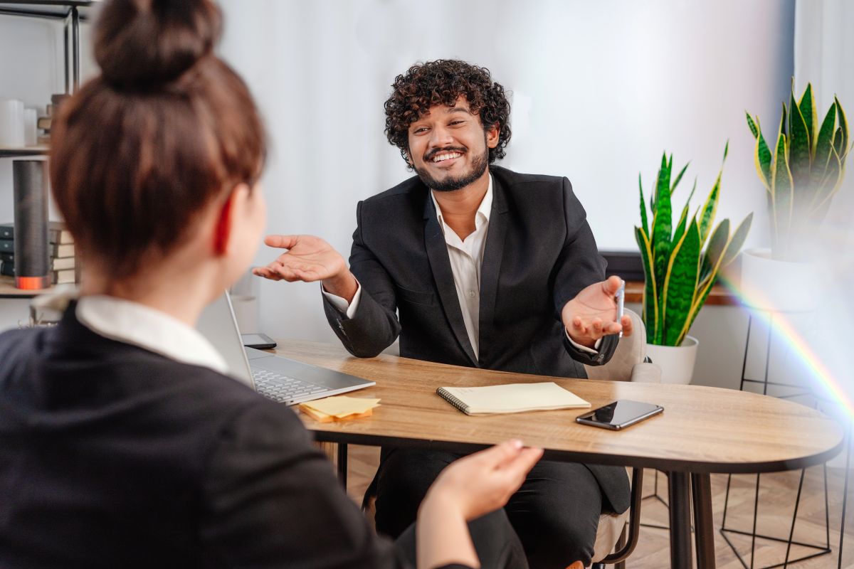 Un homme donne un entretien d'embauche à une femme