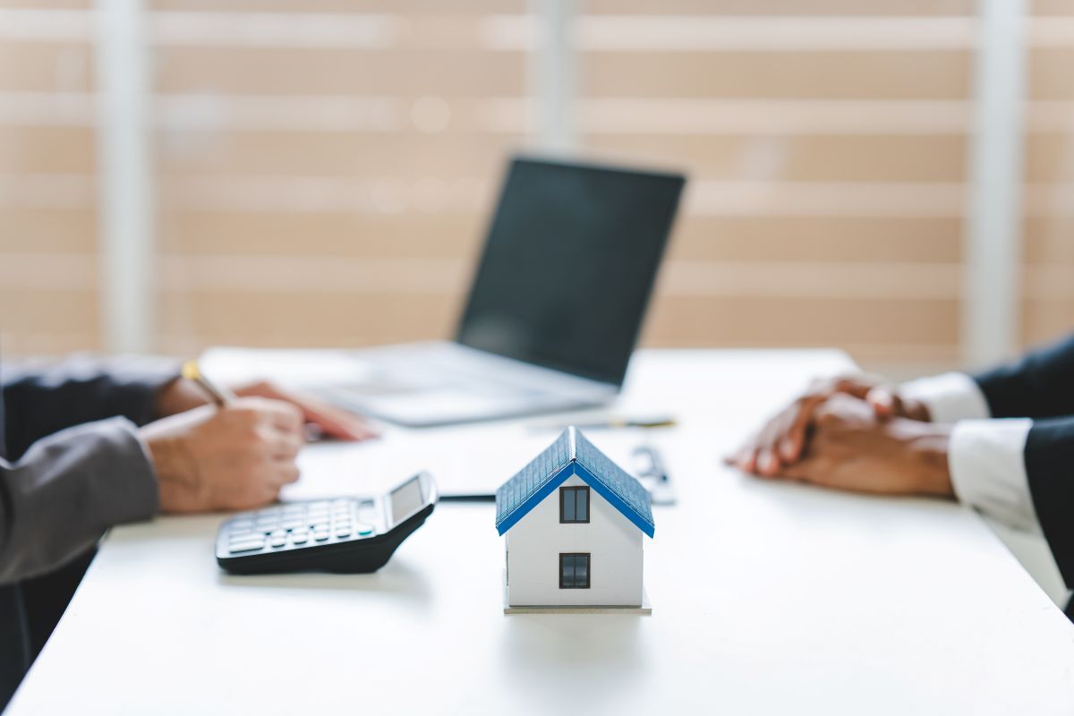 Crédit immobilier : faut-il emprunter maintenant ou attendre la fin de la crise politique ? Un agent immobilier présente un projet à un particulier