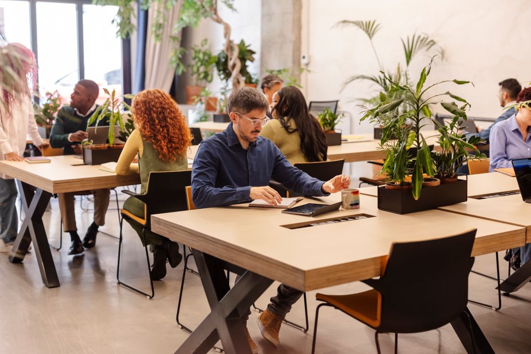 Des freelances dans un espace de coworking