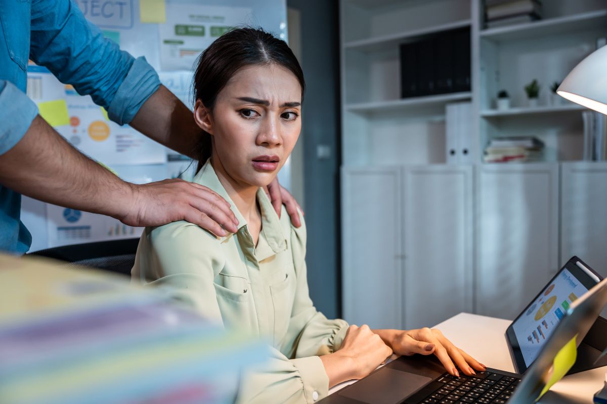 Un homme harcèle une femme sur son lieu de travail