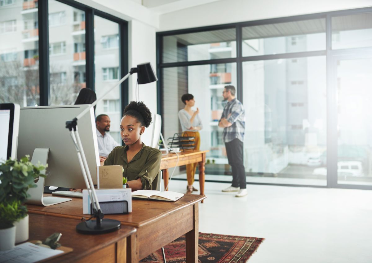 Une femme dans un bureau