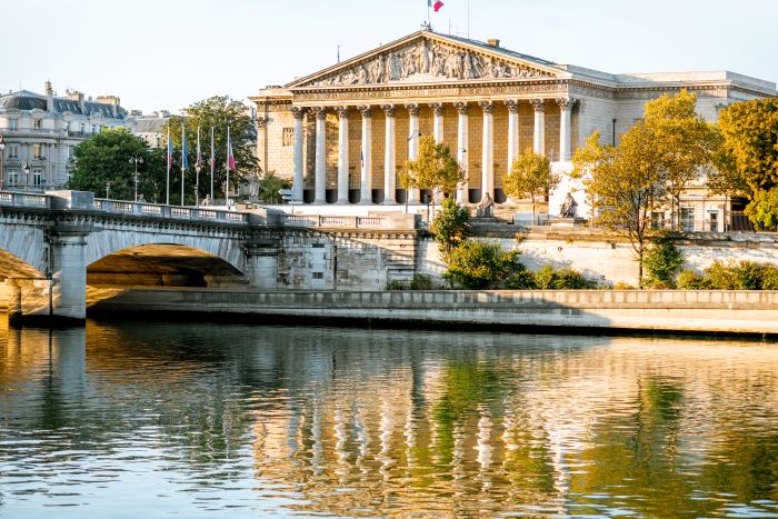 La place de la concorde avec en premier plan l'Assemblée nationale