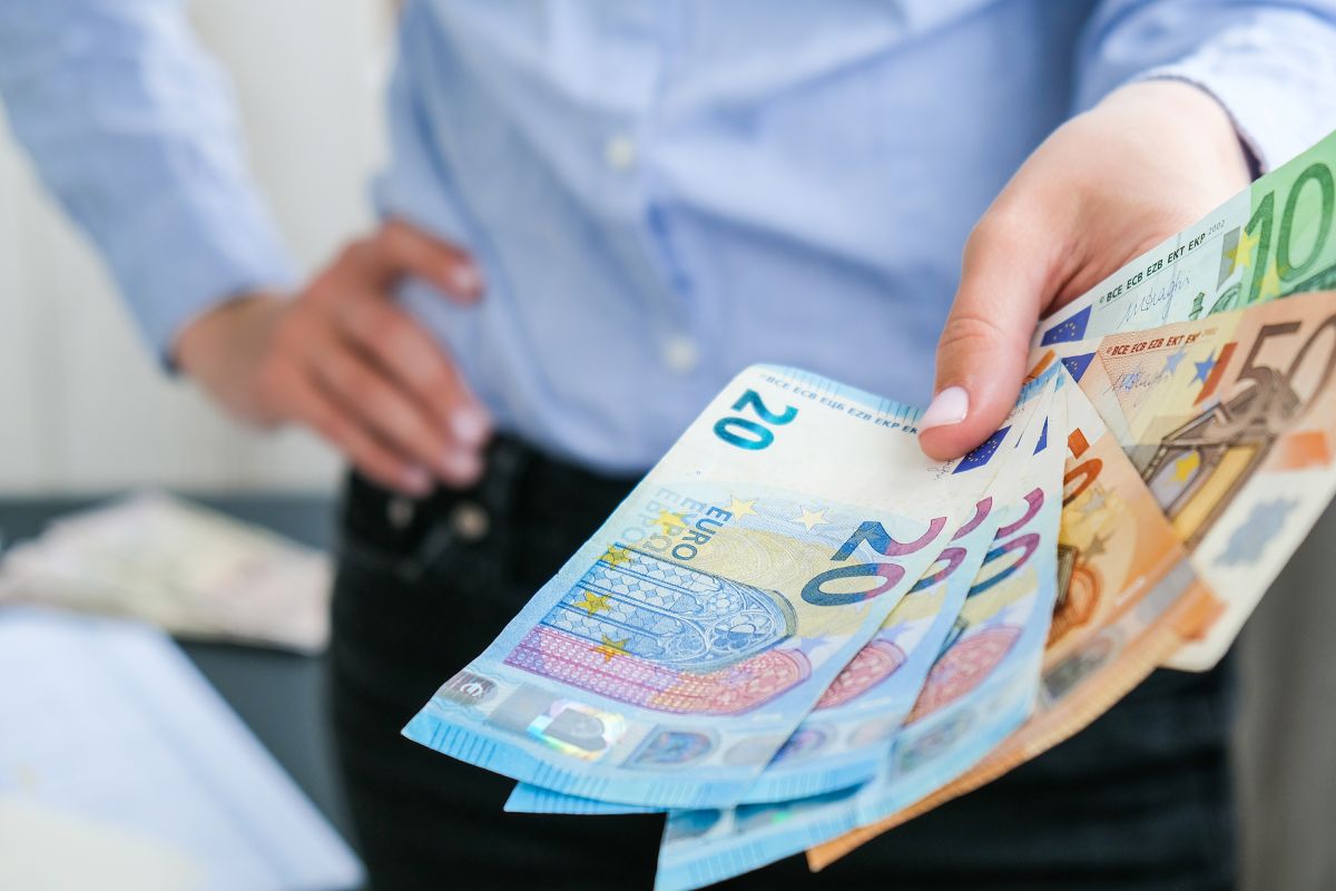 Une femme avec des billets de banque