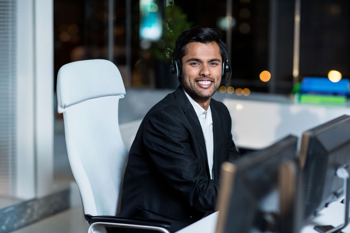 Un homme dans son bureau