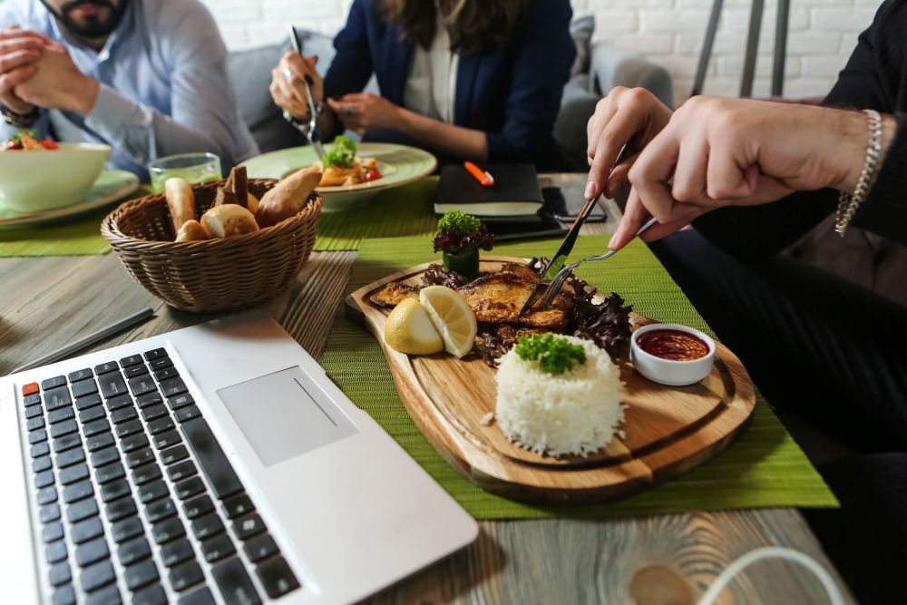 Une personne savoure un repas dans un restaurant