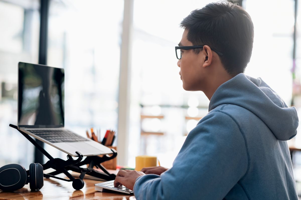 Comment créer un personal branding efficace ? Un freelance devant son ordinateur