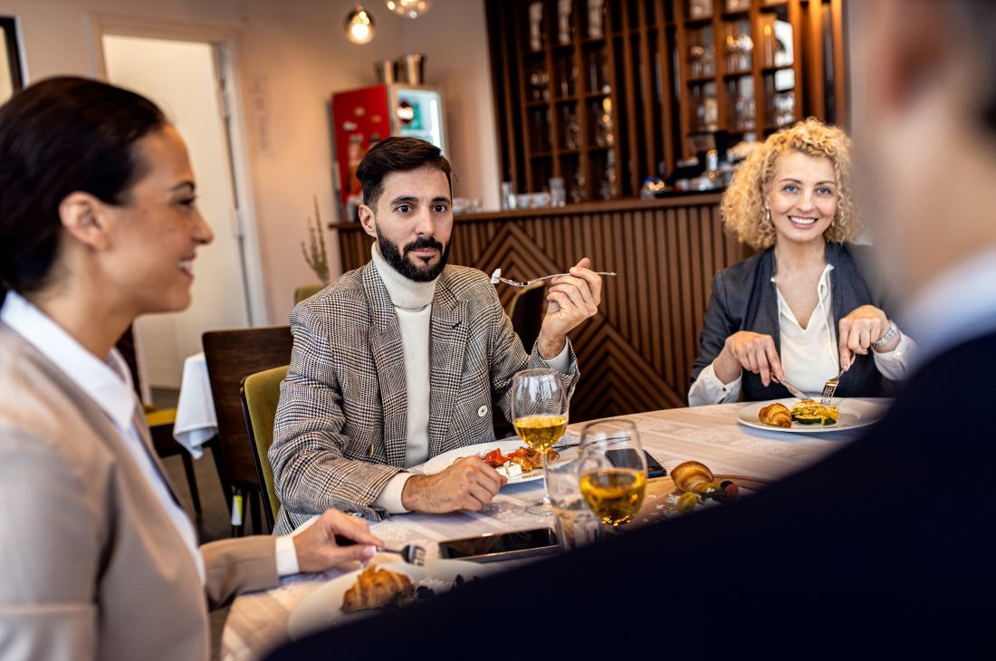Des salariés au restaurant