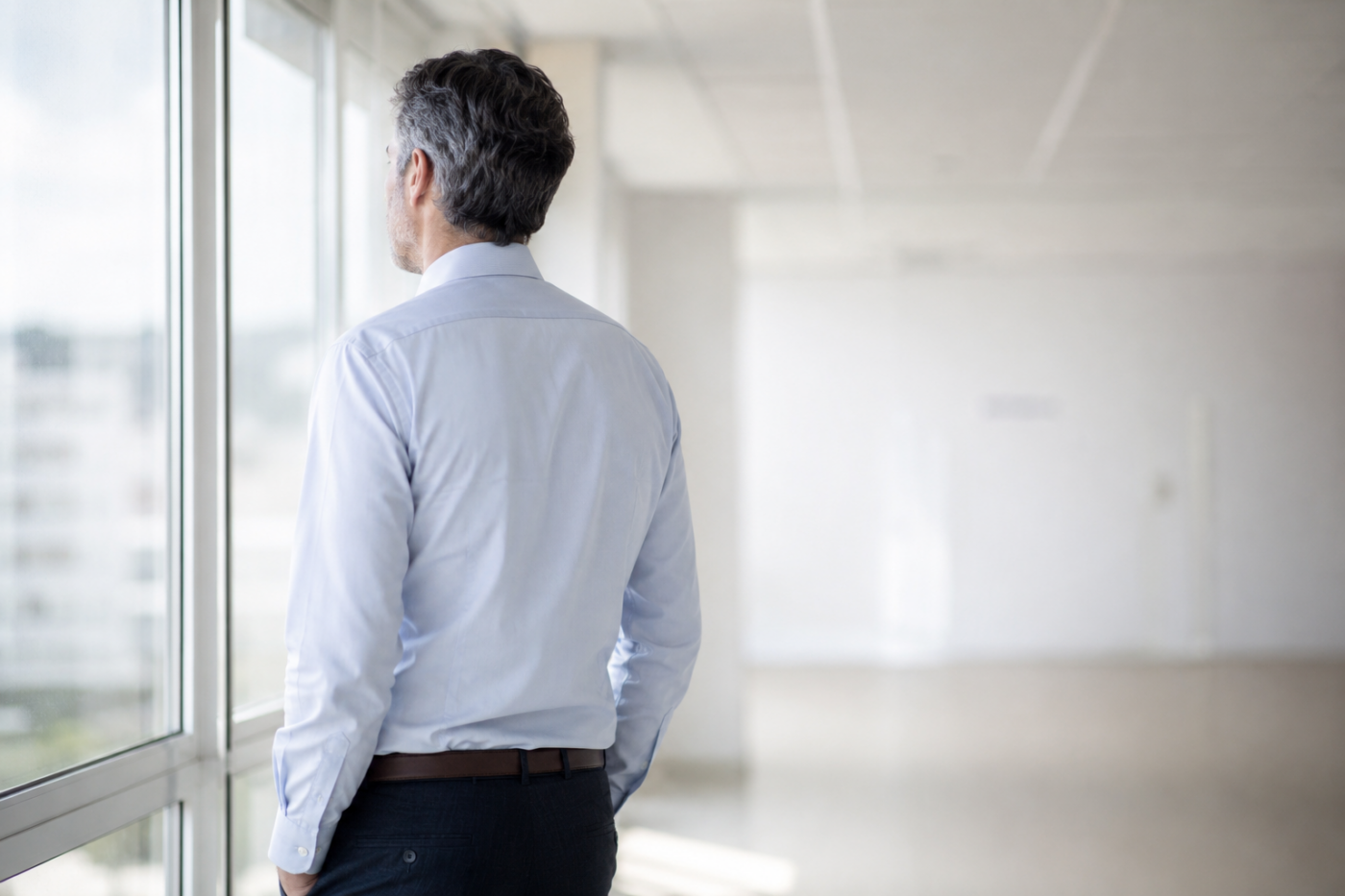 Un homme regarde par la fenêtre