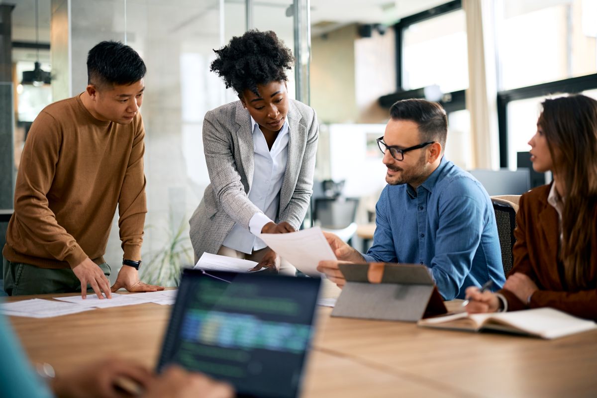 Des entrepreneurs discutent dans un bureau