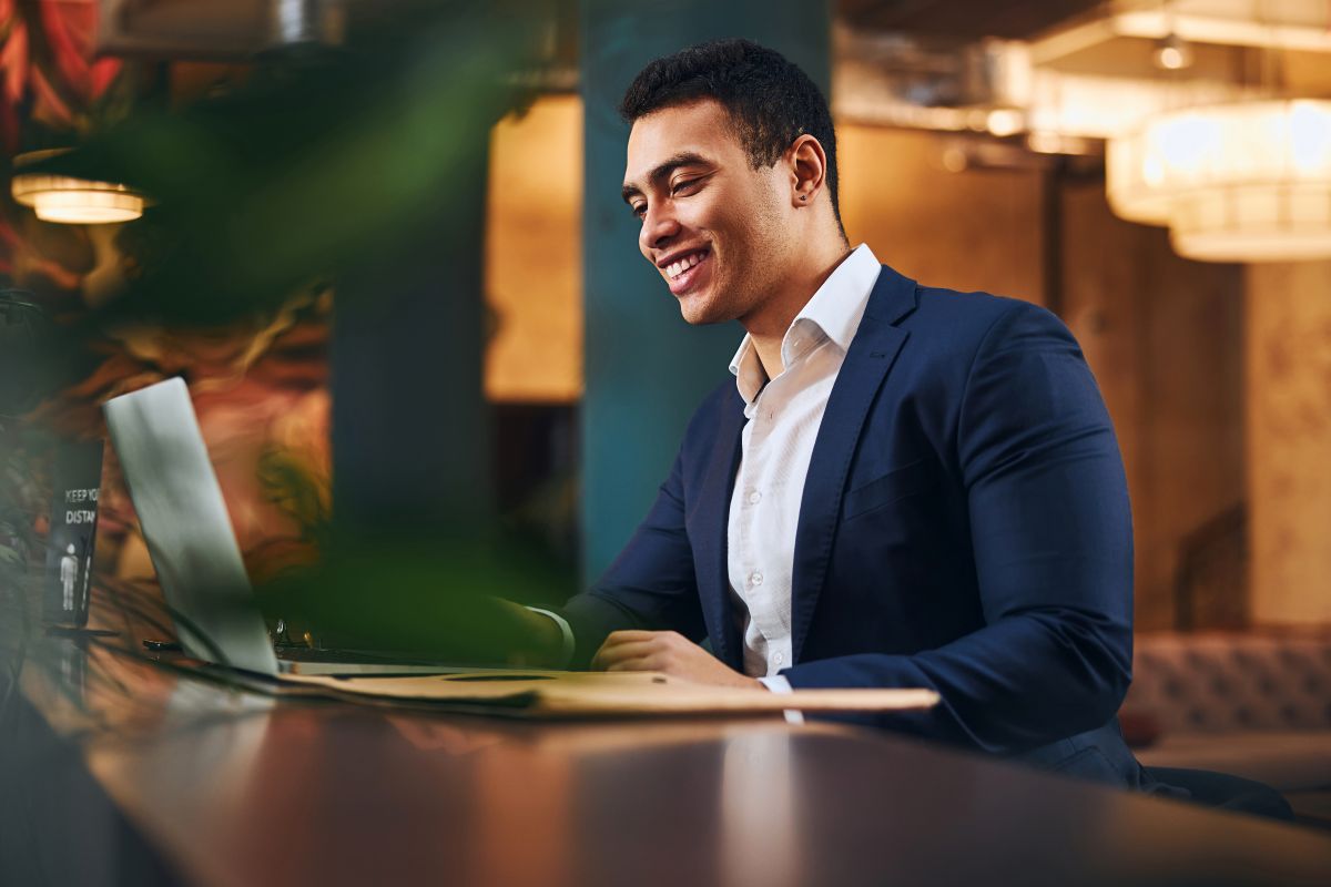 Un entrepreneur en télétravail