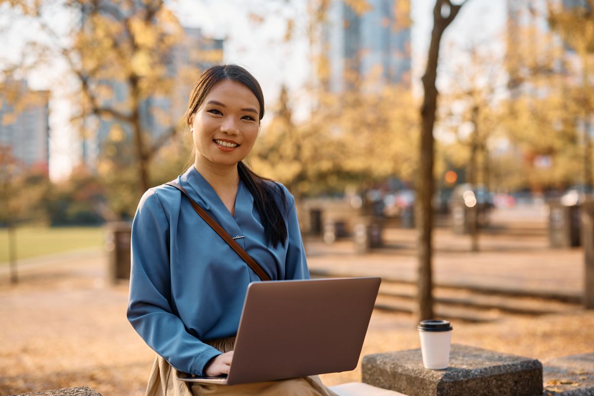 Une freelance travaillant dans un parc
