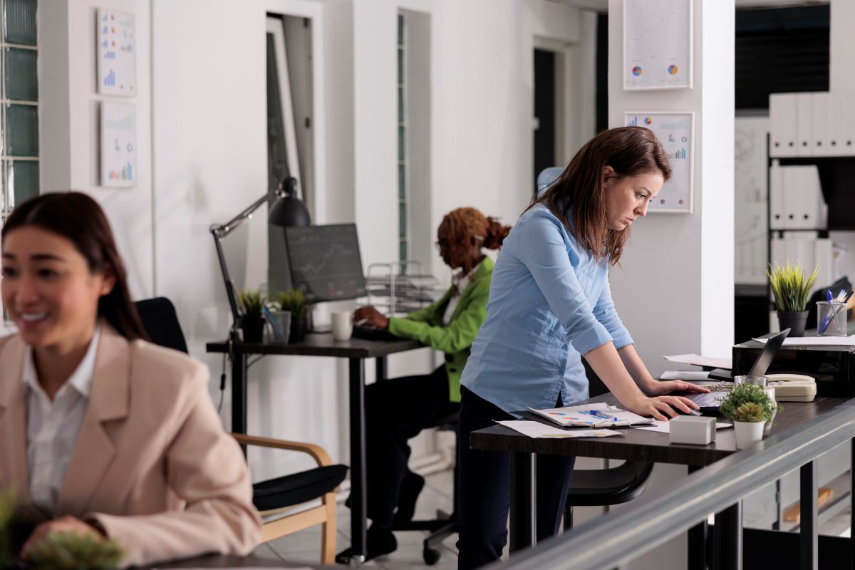 Un freelance travail sur son bureau