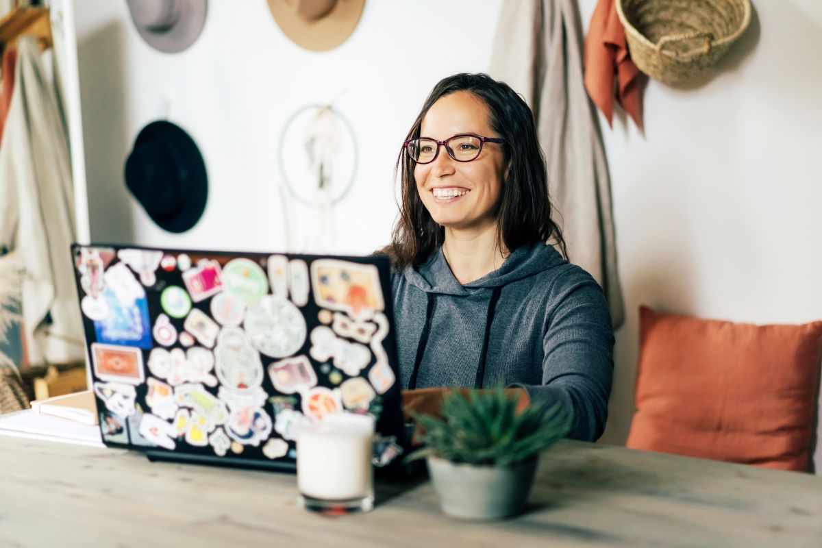 Une entrepreneuse travaille dans un café
