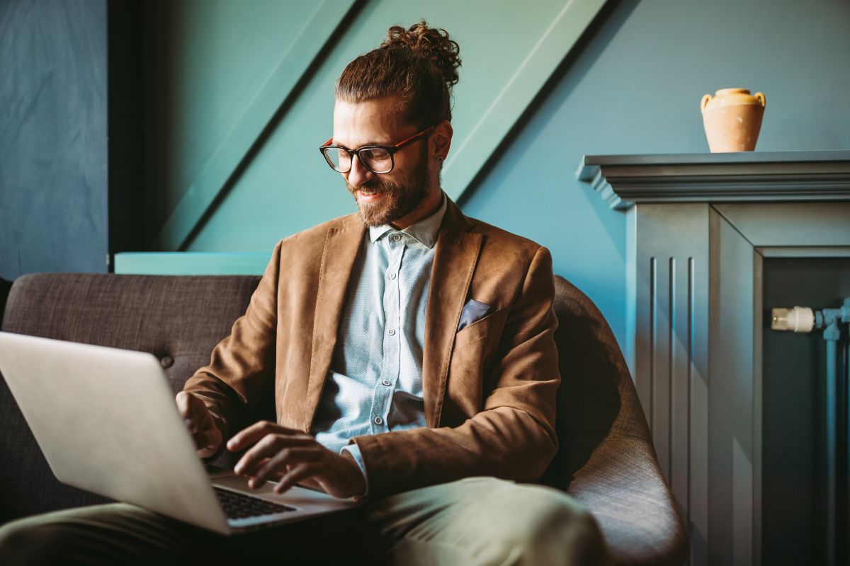 Un freelance dans un café