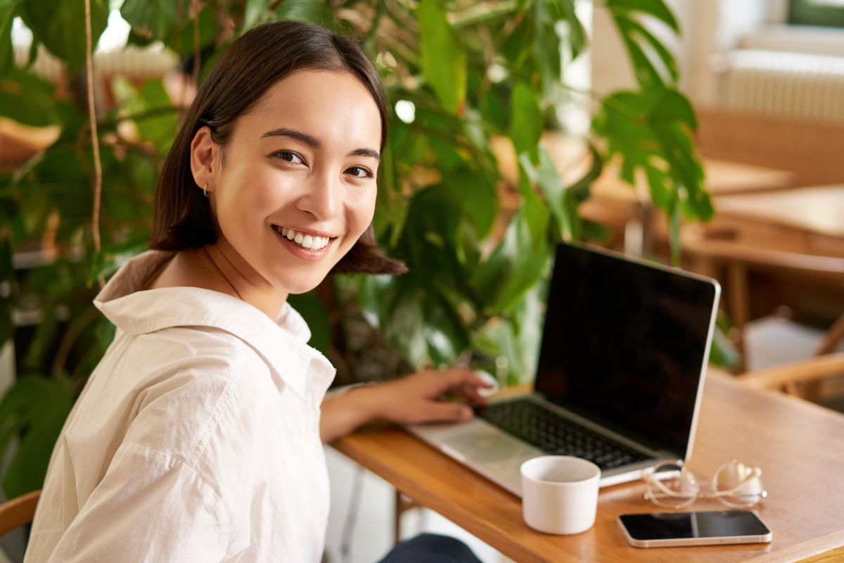 Auto-entrepreneur : quelles sont les obligations de facturation électronique ? Une freelance sur son PC
