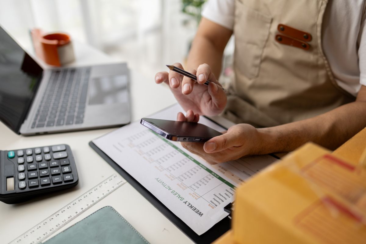 Un freelance fait son bilan comptable