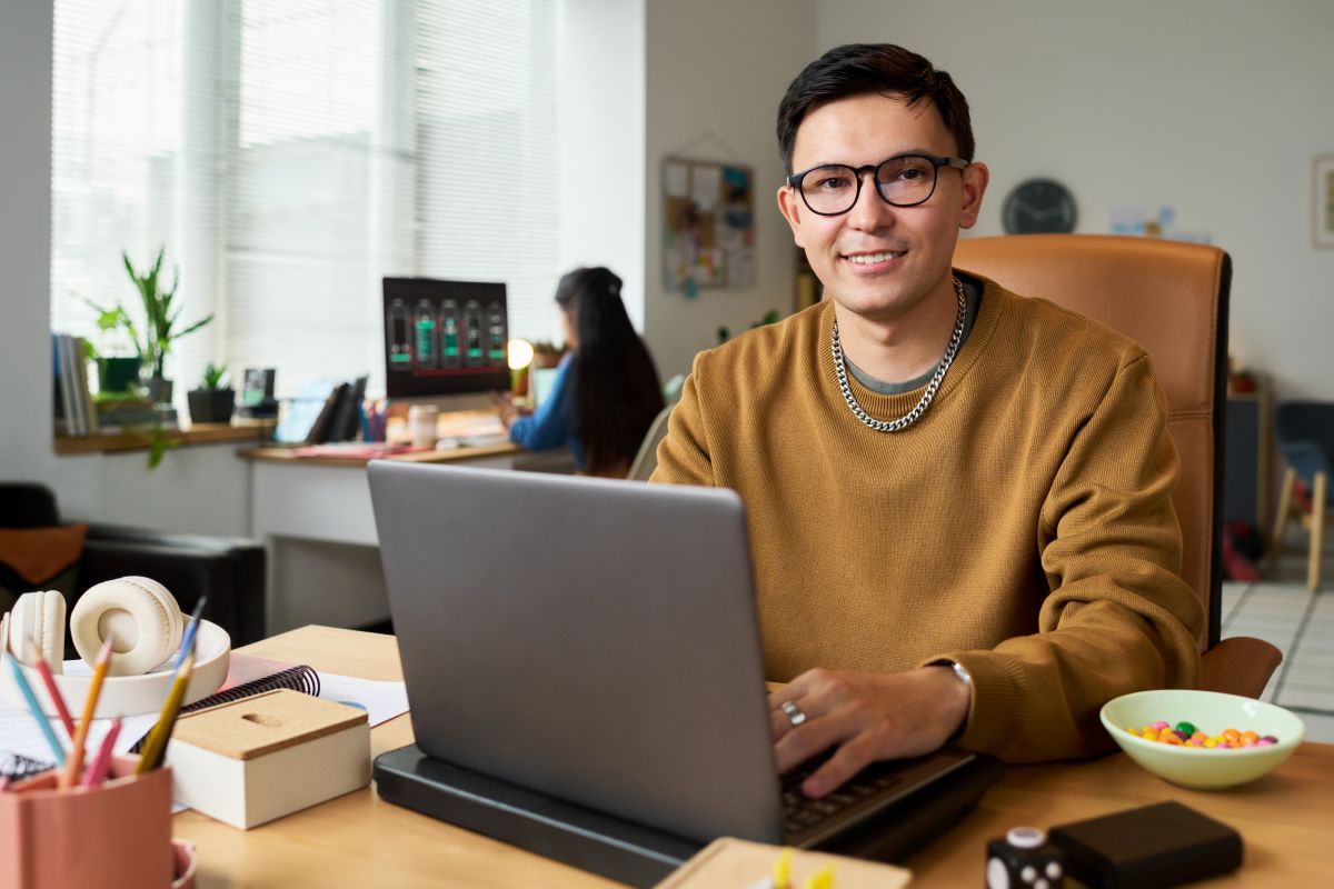 Un freelance dans son bureau